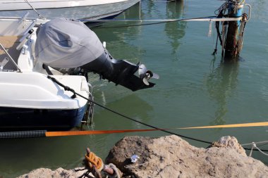 Rıhtım - bir gemi veya tekne demirleme için kıyıya yakın bir yer 