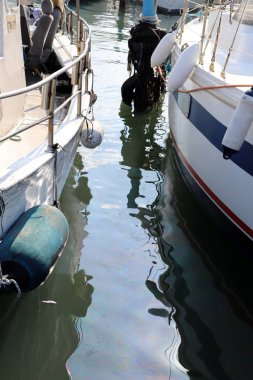 Rıhtım - bir gemi veya tekne demirleme için kıyıya yakın bir yer 