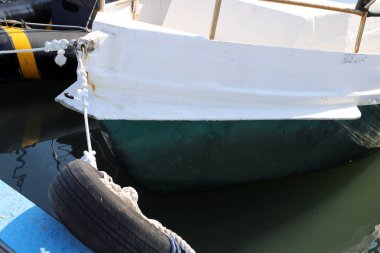 Rıhtım - bir gemi veya tekne demirleme için kıyıya yakın bir yer 