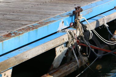 Rıhtım - bir gemi veya tekne demirleme için kıyıya yakın bir yer 
