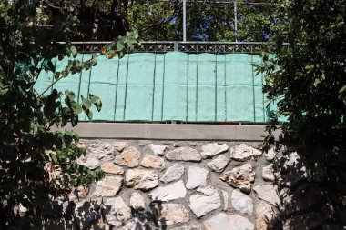 İsrail'in kuzeyinde Akdeniz kıyılarında bir şehir orman parkı çit 