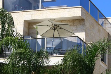 Mimaride balkon, duvardan çıkıntılı kirişler üzerine monte edilmiş, korkuluklu bir platformdur.. 