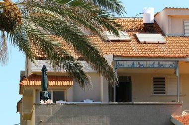 Mimaride balkon, duvardan çıkıntılı kirişler üzerine monte edilmiş, korkuluklu bir platformdur.. 