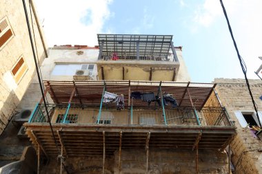 Mimaride balkon, duvardan çıkıntılı kirişler üzerine monte edilmiş, korkuluklu bir platformdur.. 