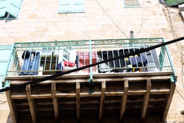 Mimaride balkon, duvardan çıkıntılı kirişler üzerine monte edilmiş, korkuluklu bir platformdur.. 