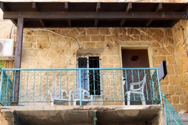 Mimaride balkon, duvardan çıkıntılı kirişler üzerine monte edilmiş, korkuluklu bir platformdur.. 