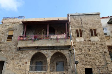 Mimaride balkon, duvardan çıkıntılı kirişler üzerine monte edilmiş, korkuluklu bir platformdur.. 