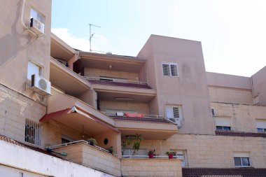 Mimaride balkon, duvardan çıkıntılı kirişler üzerine monte edilmiş, korkuluklu bir platformdur.. 