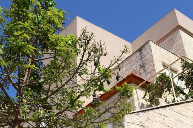 Mimaride balkon, duvardan çıkıntılı kirişler üzerine monte edilmiş, korkuluklu bir platformdur.. 