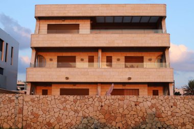 Mimaride balkon, duvardan çıkıntılı kirişler üzerine monte edilmiş, korkuluklu bir platformdur.. 