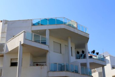 Mimaride balkon, duvardan çıkıntılı kirişler üzerine monte edilmiş, korkuluklu bir platformdur.. 