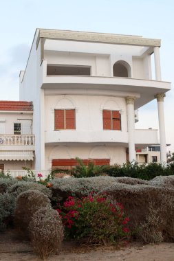 Mimaride balkon, duvardan çıkıntılı kirişler üzerine monte edilmiş, korkuluklu bir platformdur.. 