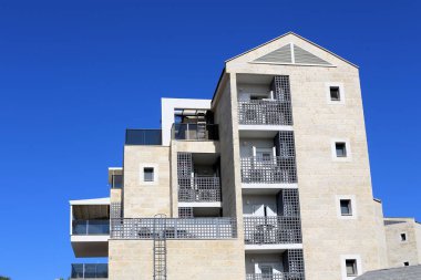 Mimaride balkon, duvardan çıkıntılı kirişler üzerine monte edilmiş, korkuluklu bir platformdur.. 