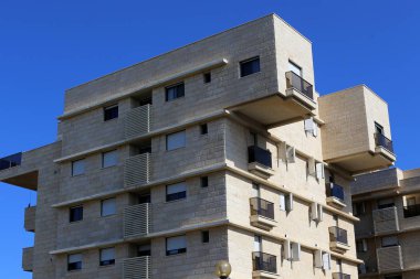 Mimaride balkon, duvardan çıkıntılı kirişler üzerine monte edilmiş, korkuluklu bir platformdur.. 