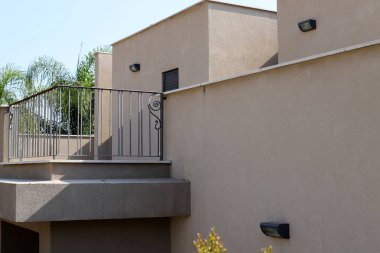 Mimaride balkon, duvardan çıkıntılı kirişler üzerine monte edilmiş, korkuluklu bir platformdur.. 