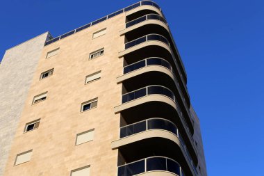 Mimaride balkon, duvardan çıkıntılı kirişler üzerine monte edilmiş, korkuluklu bir platformdur.. 