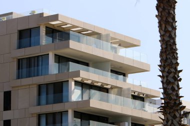 Mimaride balkon, duvardan çıkıntılı kirişler üzerine monte edilmiş, korkuluklu bir platformdur.. 