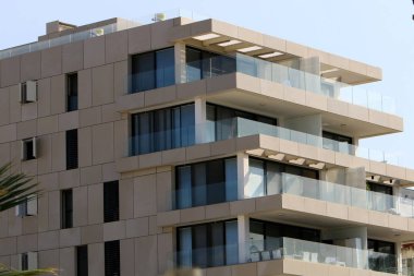 Mimaride balkon, duvardan çıkıntılı kirişler üzerine monte edilmiş, korkuluklu bir platformdur.. 