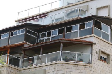 Mimaride balkon, duvardan çıkıntılı kirişler üzerine monte edilmiş, korkuluklu bir platformdur.. 