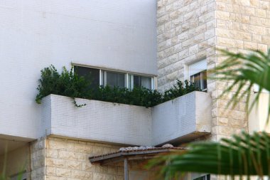 Mimaride balkon, duvardan çıkıntılı kirişler üzerine monte edilmiş, korkuluklu bir platformdur.. 