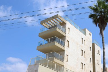 Mimaride balkon, duvardan çıkıntılı kirişler üzerine monte edilmiş, korkuluklu bir platformdur.. 