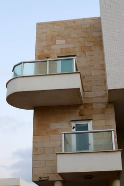 Mimaride balkon, duvardan çıkıntılı kirişler üzerine monte edilmiş, korkuluklu bir platformdur.. 