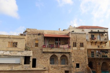 Mimaride balkon, duvardan çıkıntılı kirişler üzerine monte edilmiş, korkuluklu bir platformdur.. 