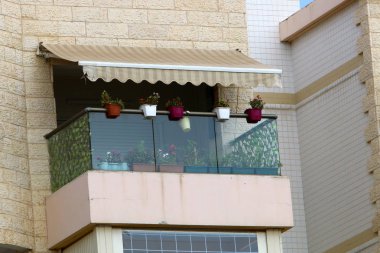 Mimaride balkon, duvardan çıkıntılı kirişler üzerine monte edilmiş, korkuluklu bir platformdur.. 