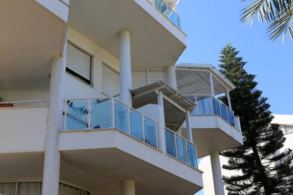 Mimaride Balkon Duvardan Çıkıntılı Kirişler Üzerine Monte Edilmiş Korkuluklu Bir — Stok fotoğraf