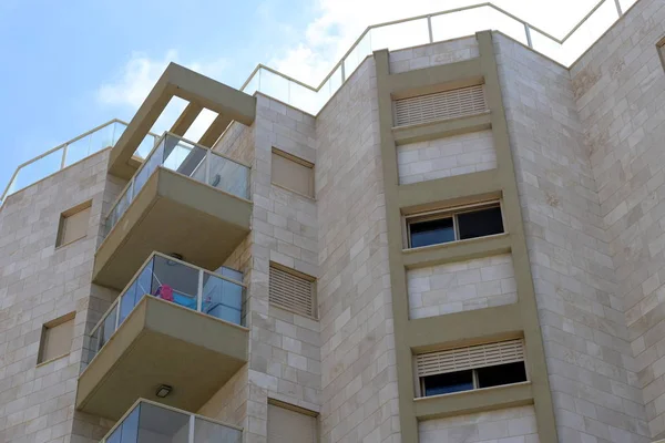 Varanda Arquitetura Uma Plataforma Com Corrimão Montado Vigas Salientes Parede — Fotografia de Stock