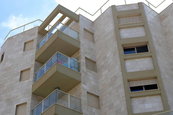 Μπαλκόνι Στην Αρχιτεκτονική Είναι Μια Πλατφόρμα Ένα Κιγκλίδωμα Τοποθετημένο Δοκάρια — Φωτογραφία Αρχείου