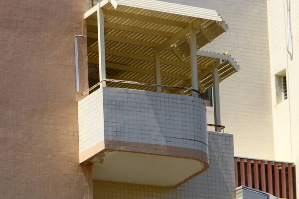 建筑中的阳台是一个带有栏杆的平台 安装在从墙上伸出的横梁上 — 图库照片