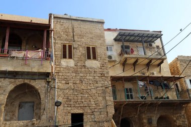 Mimaride balkon, duvardan çıkıntılı kirişler üzerine monte edilmiş, korkuluklu bir platformdur.. 