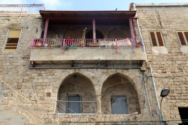 Mimaride balkon, duvardan çıkıntılı kirişler üzerine monte edilmiş, korkuluklu bir platformdur.. 