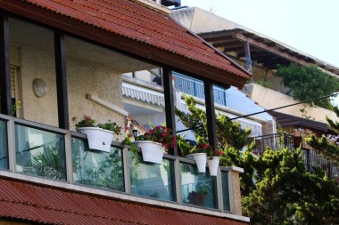 Mimaride balkon, duvardan çıkıntılı kirişler üzerine monte edilmiş, korkuluklu bir platformdur.. 