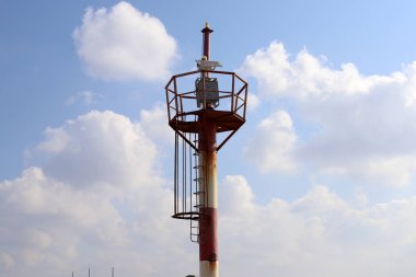 İsrail'in kuzeyinde Acre eski kentinde Akdeniz kıyısında deniz feneri 