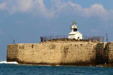 İsrail'in kuzeyinde Acre eski kentinde Akdeniz kıyısında deniz feneri 