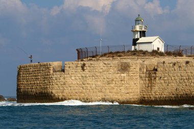 İsrail'in kuzeyinde Acre eski kentinde Akdeniz kıyısında deniz feneri 