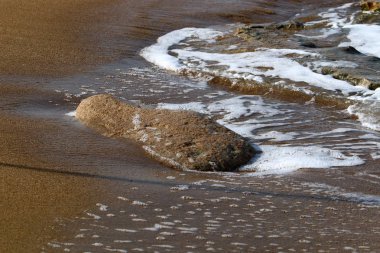 taşlar İsrail'in kuzeyinde Akdeniz kıyısında bir parkta yalan 