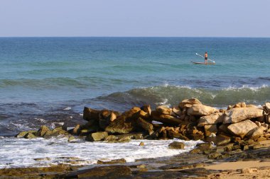taşlar İsrail'in kuzeyinde Akdeniz kıyısında bir parkta yalan 
