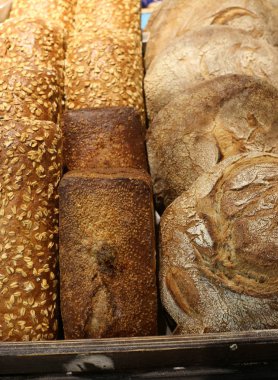 İsrail'de bir mağazada satılan ekmek ve fırın ürünleri 