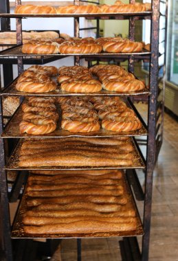 İsrail'de bir mağazada satılan ekmek ve fırın ürünleri 