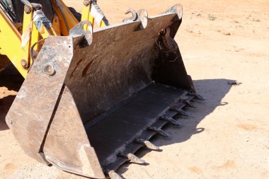 Büyük bir ekskavatör Akdeniz kıyısında İsrail'de bir şantiyede çalışır 