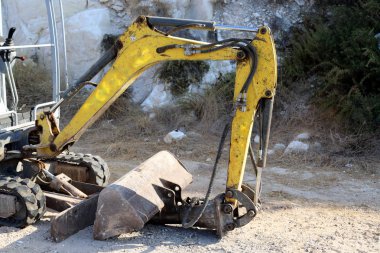 Büyük bir ekskavatör Akdeniz kıyısında İsrail'de bir şantiyede çalışır 