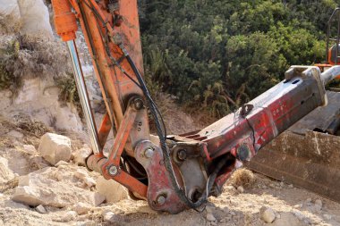 Büyük bir ekskavatör Akdeniz kıyısında İsrail'de bir şantiyede çalışır 