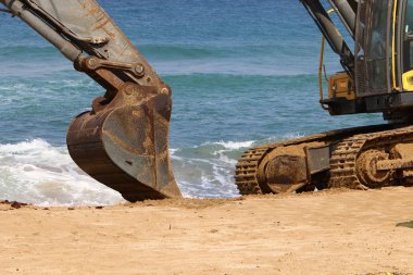 Büyük bir ekskavatör Akdeniz kıyısında İsrail'de bir şantiyede çalışır 