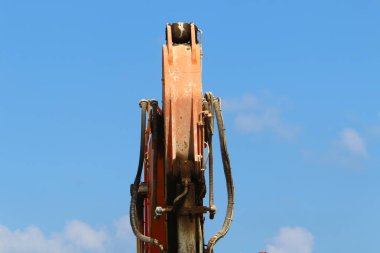 Büyük bir ekskavatör Akdeniz kıyısında İsrail'de bir şantiyede çalışır 