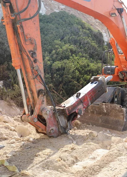 一台大型挖掘机在地中海沿岸的以色列建筑工地施工 — 图库照片