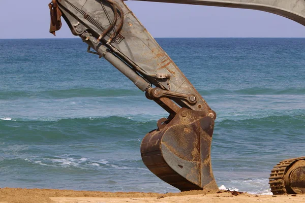 Büyük bir ekskavatör Akdeniz kıyısında İsrail'de bir şantiyede çalışır 