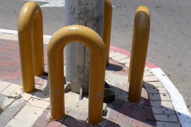 çok renkli beton topları şehirde kaldırımda yalan ve taşıyıcı bir bariyer olarak hizmet 